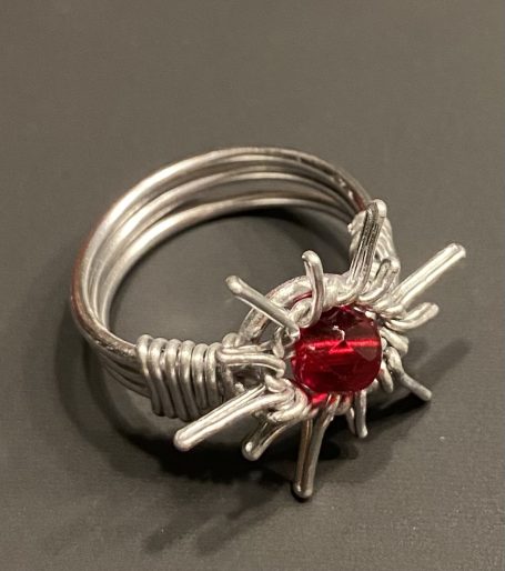 Sternring mit roter Glasperle