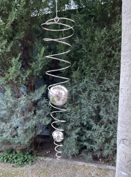 Windspiel mit Dekokugeln Silber