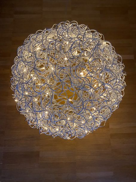 Große Drahtkugel beleuchtet