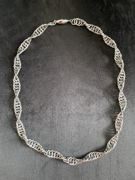 Kette aus Ringen mit Magnetverschluss