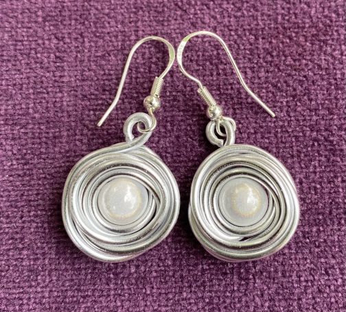 Nestohrringe mit Mondscheinperle