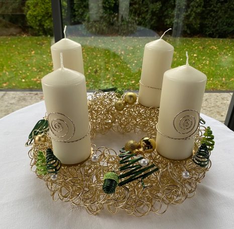 Adventskranz mit weißen Kerzen