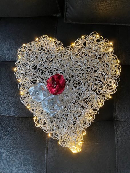 Herz mit Rosen beleuchtet