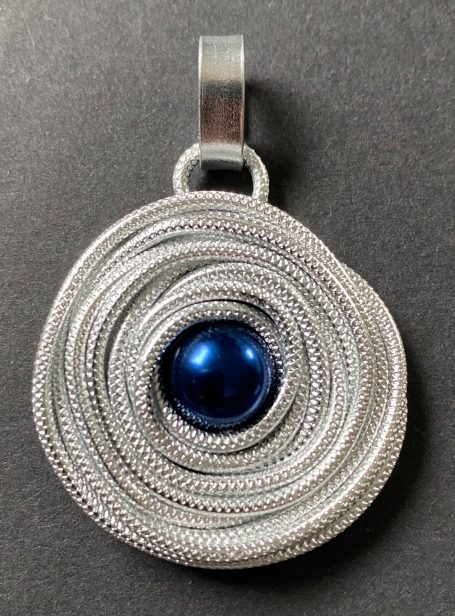 Nestanhänger mit blauer Perle