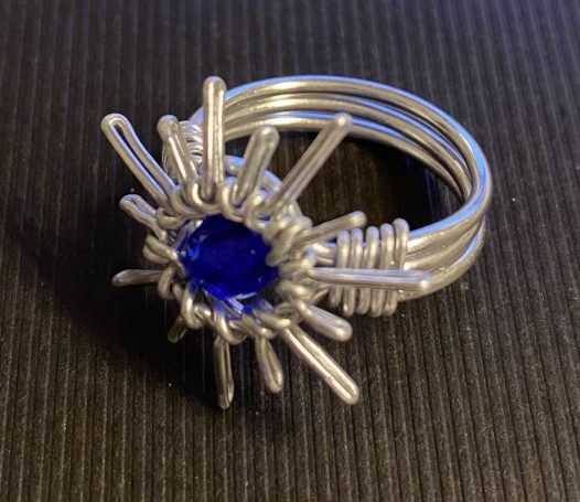 Sternring mit blauer Glasperle